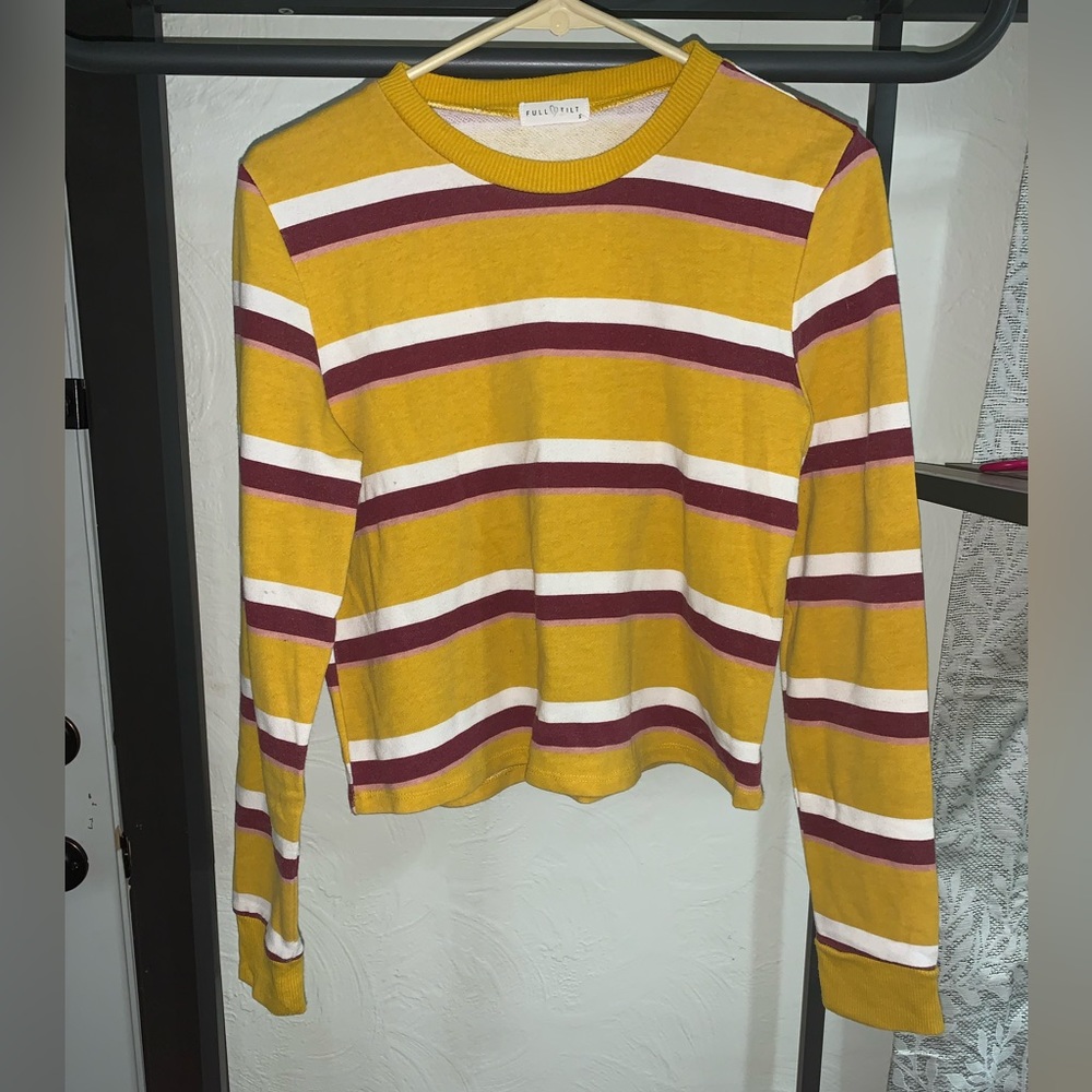 Cropped long Sleeve, clothing brand is Full Tilt, Size small